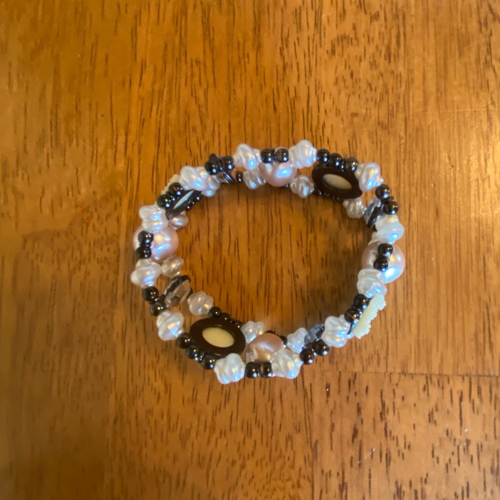 Elegant Pearl and Black Beaded Bracelet